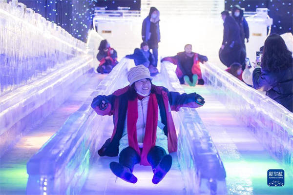 市民在冰雪藝術節現場體驗冰雪互動項目