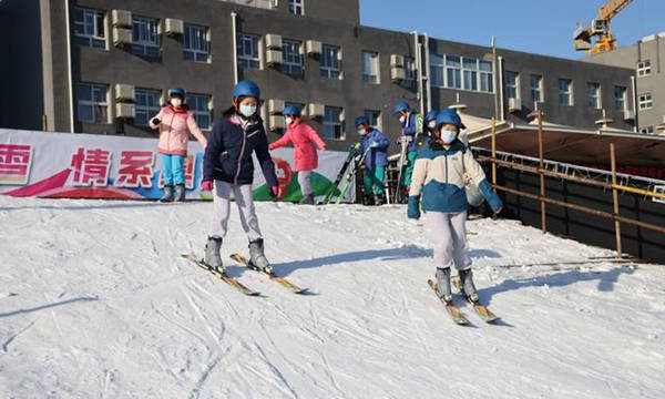 學生在雪道上體驗滑雪