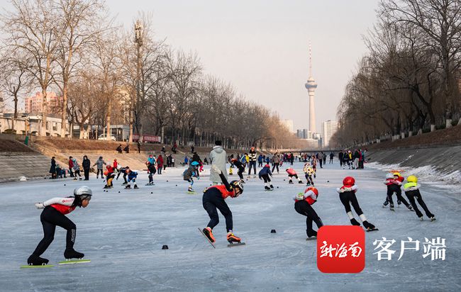 北京市民參與冰雪運動2