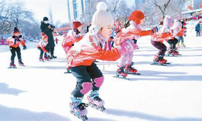 小朋友們在新疆維吾爾自治區烏魯木齊市人民公園學習滑冰